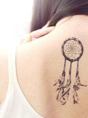  Tatouage attrape rêve avec sur le milieu du dos
